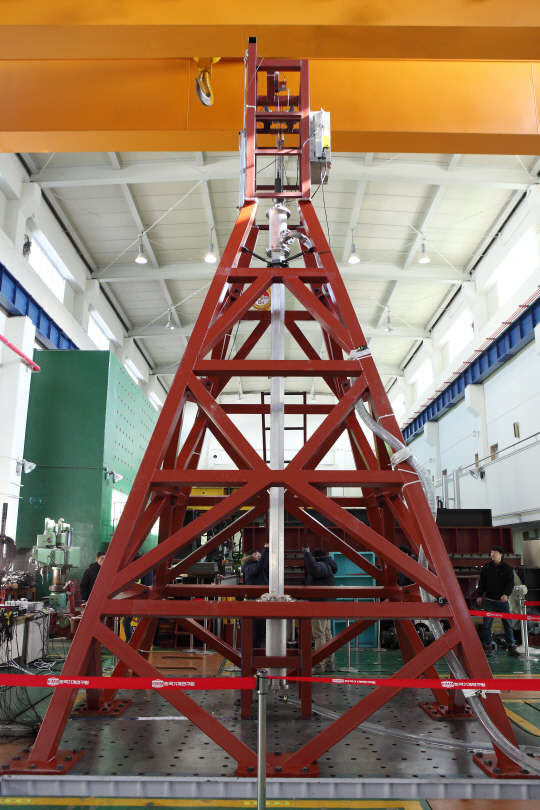 기계연구원이 차세대 원자로 제어봉의 지진특성을 시험하기 위해 개발한 시험기기로, 제어봉의 낙하와 인양을 자동으로 시험할 수 있다. 기계연 제공